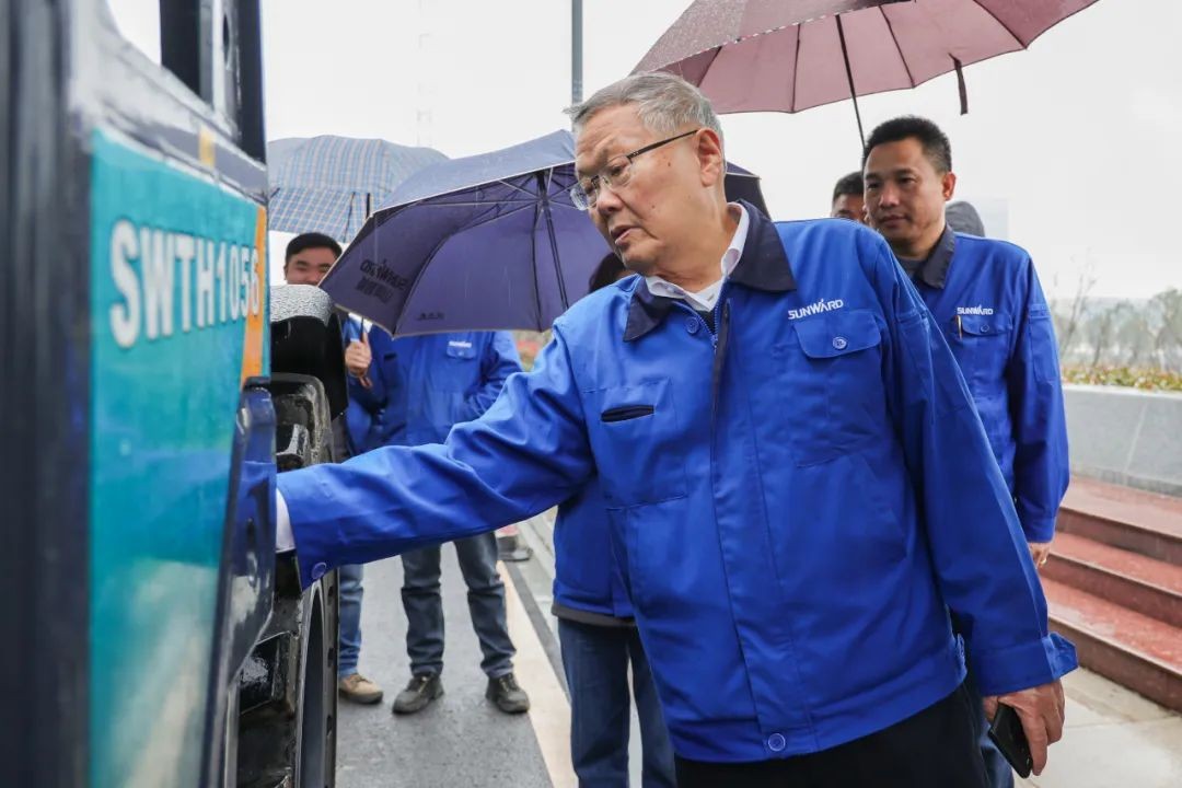 山河智能SWTH1056伸縮臂叉裝車(chē)新機(jī)下線(xiàn)