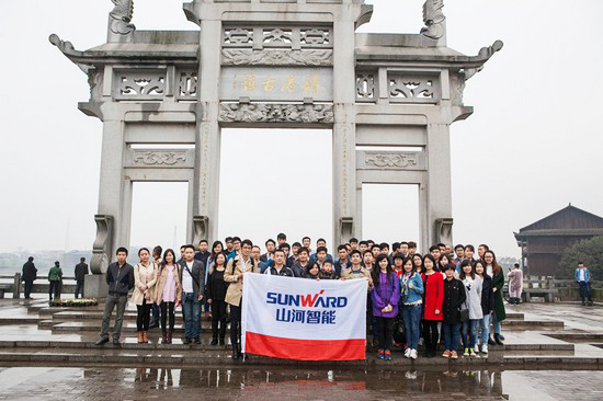 愛崗敬業(yè)，踐行雷鋒精神