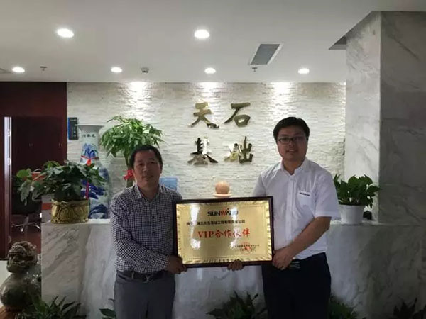 一路相隨，山河智能伴他功成名就