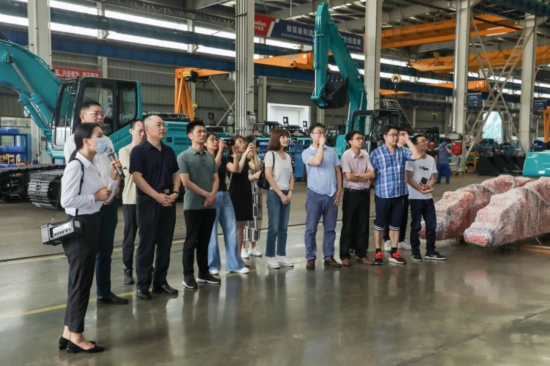 國(guó)防科大北斗團(tuán)隊(duì)考察山河智能