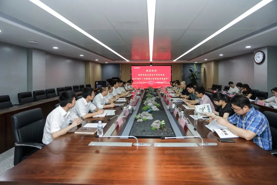 國(guó)防科大北斗團(tuán)隊(duì)考察山河智能