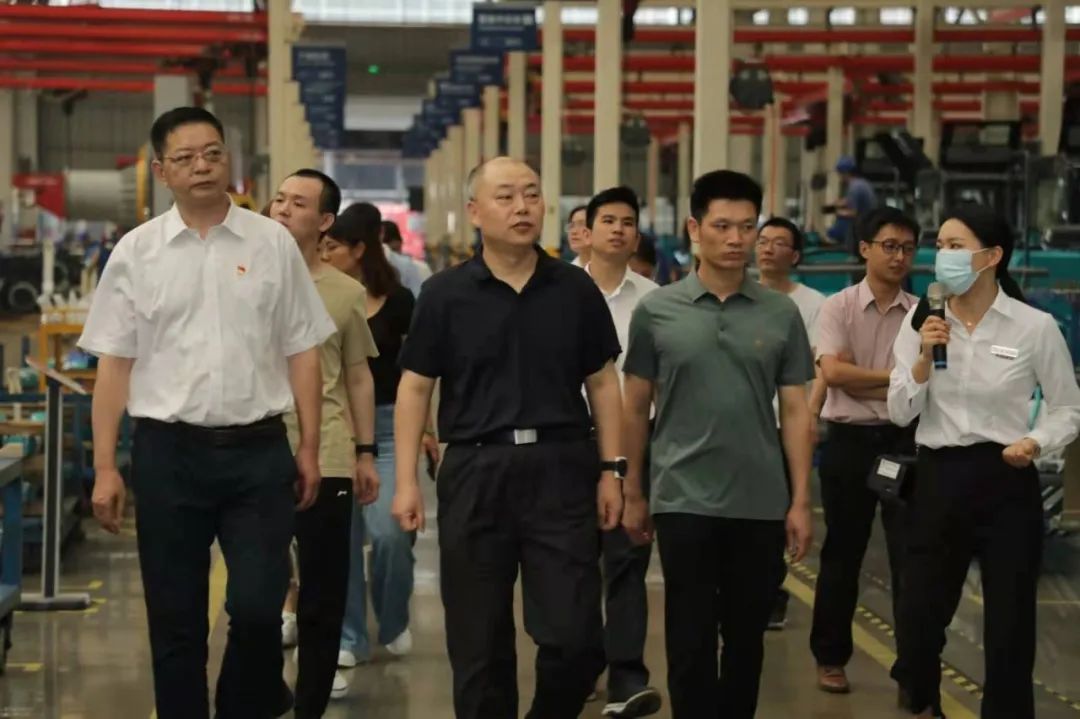 國(guó)防科大北斗團(tuán)隊(duì)考察山河智能