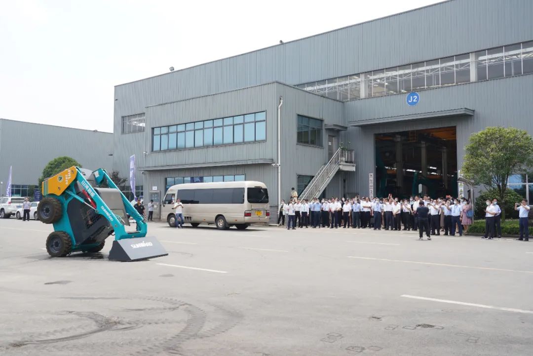 全國戰(zhàn)略性新興產業(yè)集群建設考察團調研山河智能