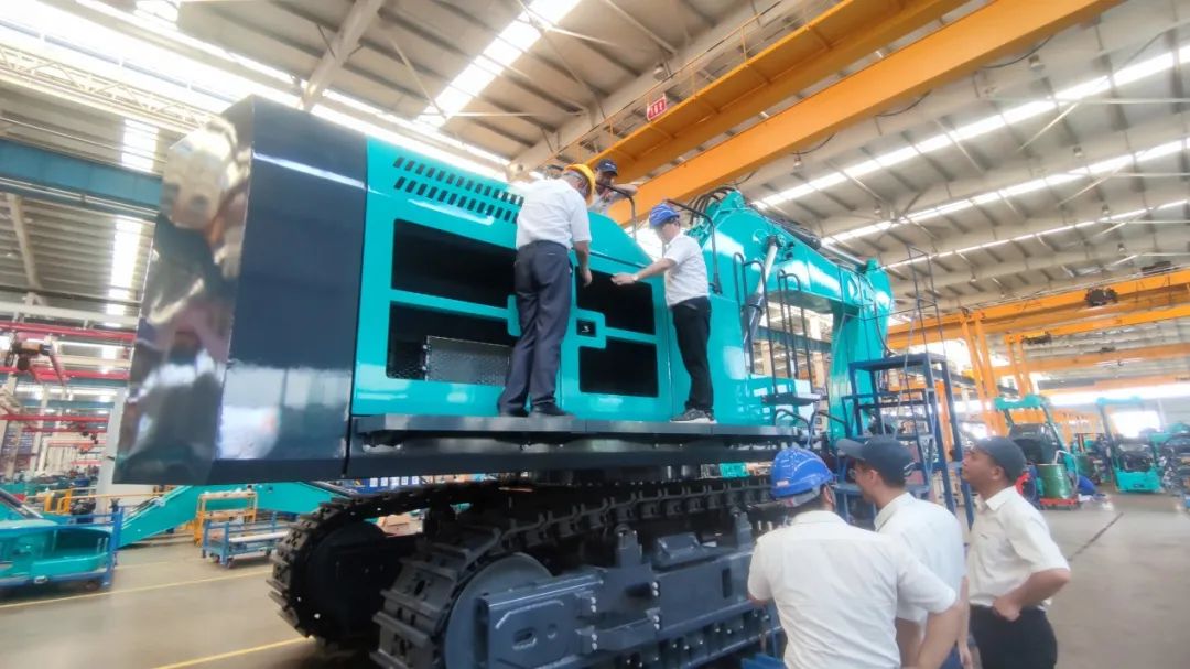 夠炫！夠酷！山河智能超大型挖掘機SWE750F下線