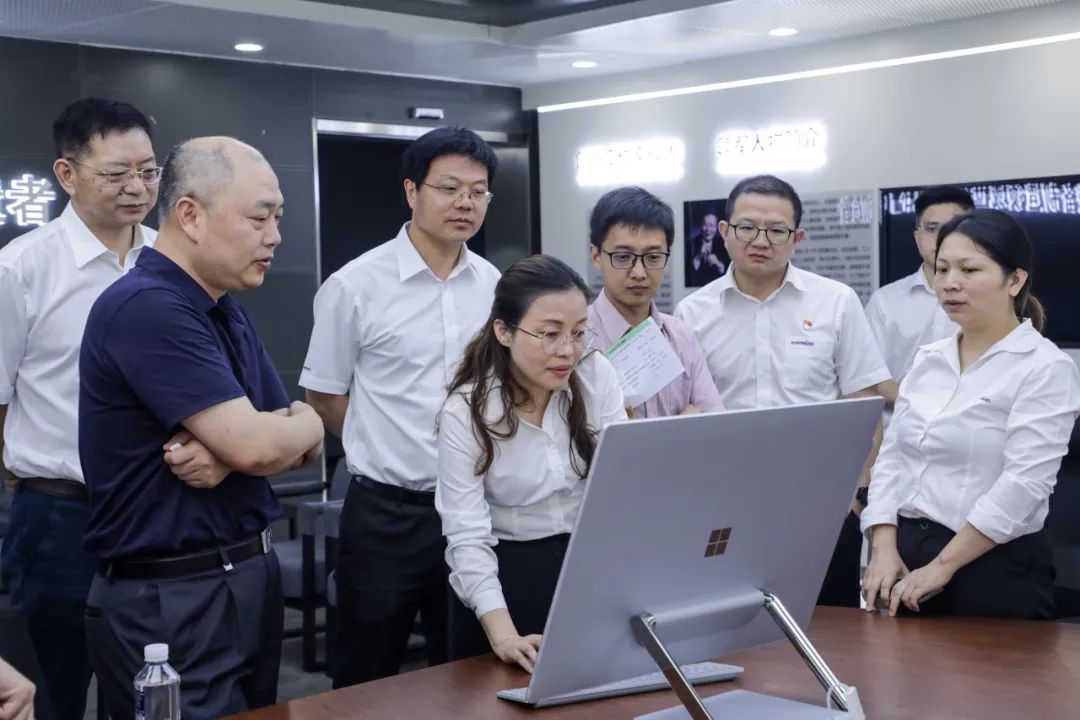 國(guó)防科大北斗團(tuán)隊(duì)考察山河智能