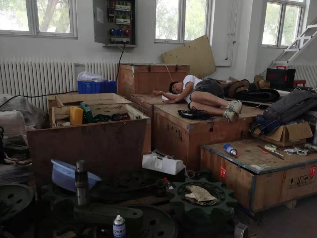 致敬！戰(zhàn)斗在風(fēng)沙中的特種裝備團(tuán)隊(duì)