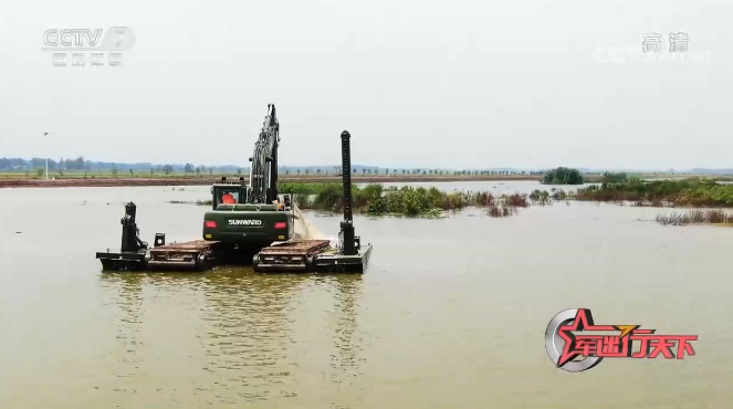 水陸兩用挖掘機(jī)亮相央視！山河智能應(yīng)急救援“猛將”出戰(zhàn)