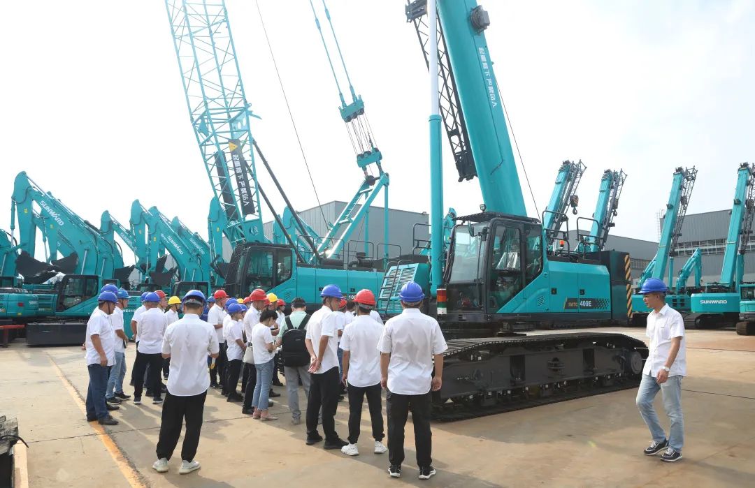 雙鷹翱翔，“E”往無前！——山河智能新一代E系列起重機(jī)下線！