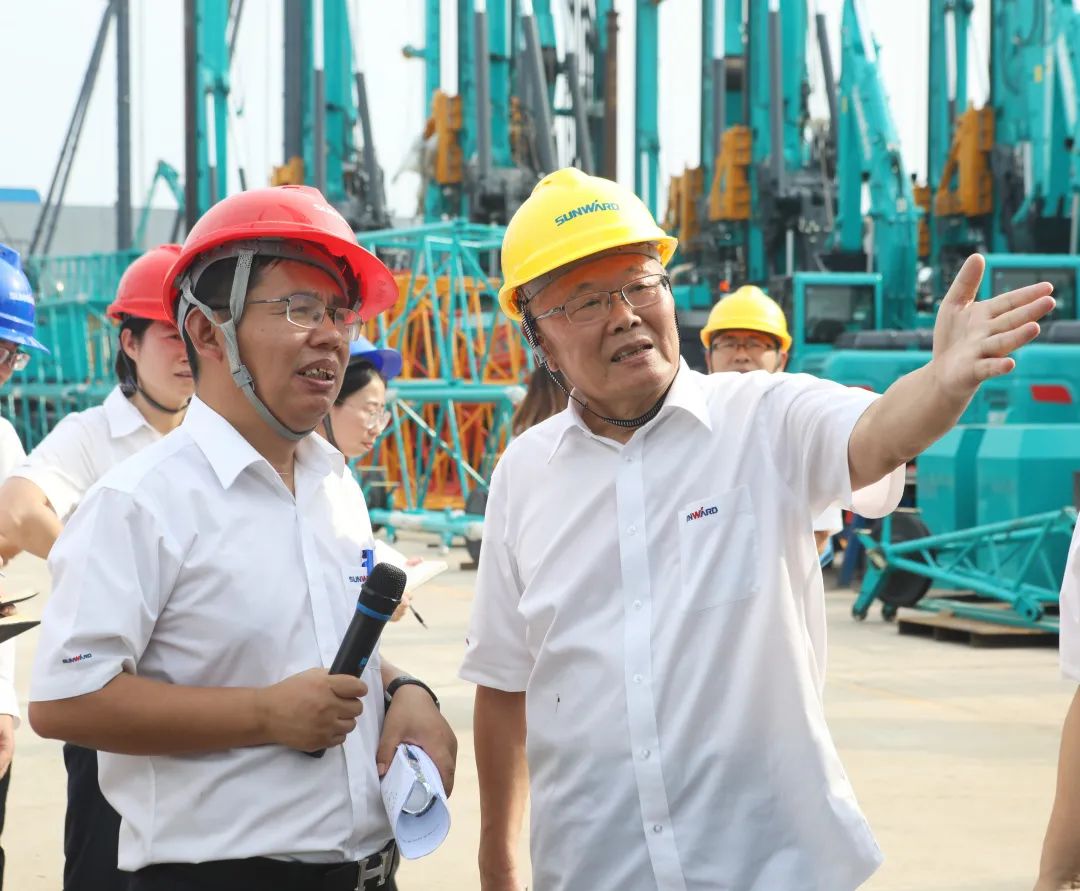 雙鷹翱翔，“E”往無前！——山河智能新一代E系列起重機(jī)下線！