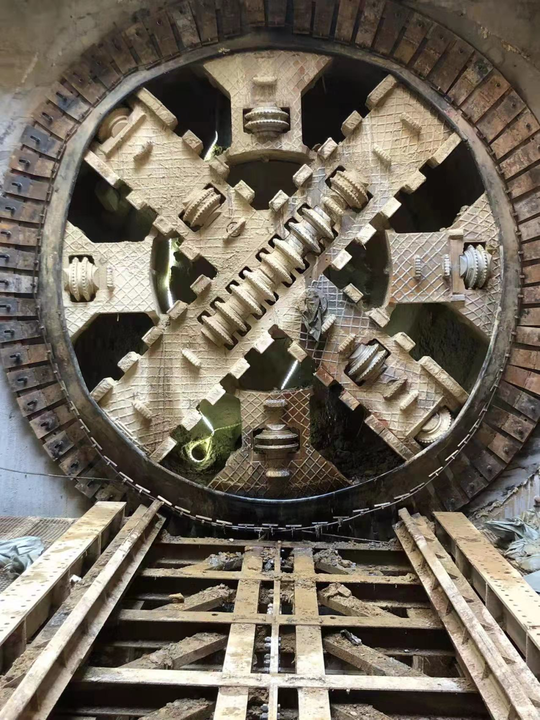 歷時424天，創(chuàng)下最高紀錄！萬家麗快速化改造北延線（含電力隧道）全線貫通