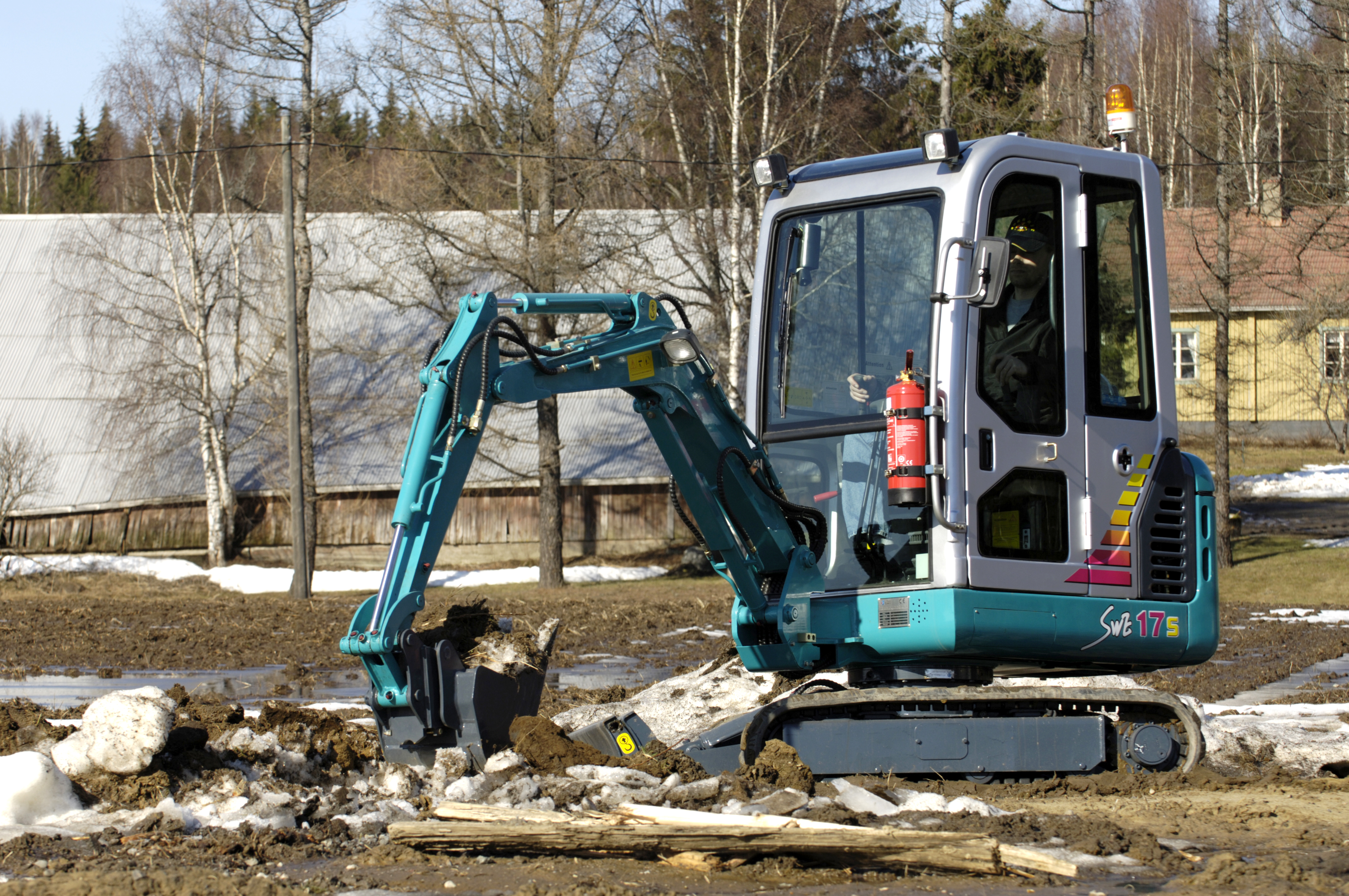 國產(chǎn)小挖掘機(jī)價(jià)格是多少？