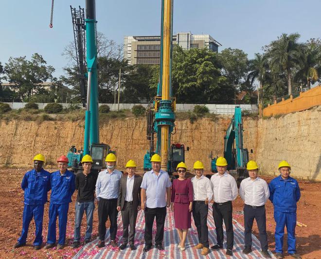 助力烏干達(dá)第一住宅高樓建設(shè)！山河智能再次出征非洲市場