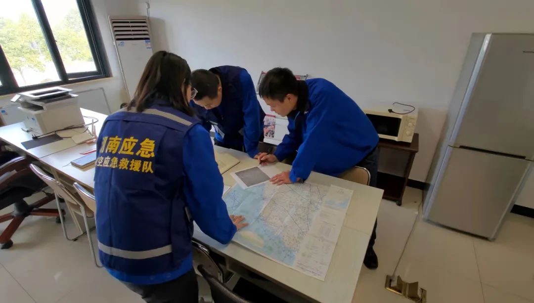 火情就是命令！湖南航空應(yīng)急救援隊(duì)山河機(jī)組展現(xiàn)“山河速度”