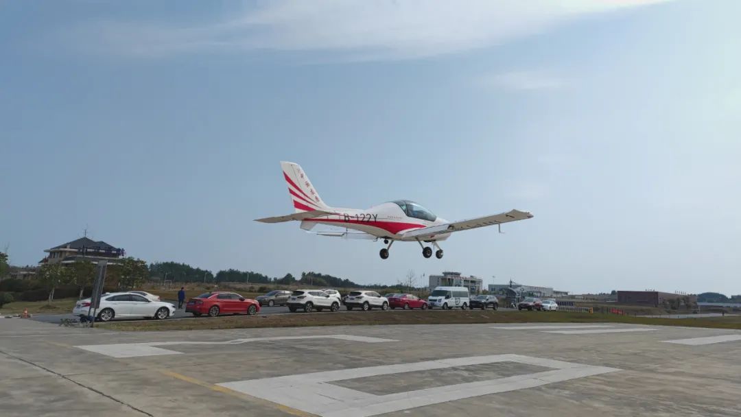 火情就是命令！湖南航空應(yīng)急救援隊(duì)山河機(jī)組展現(xiàn)“山河速度”