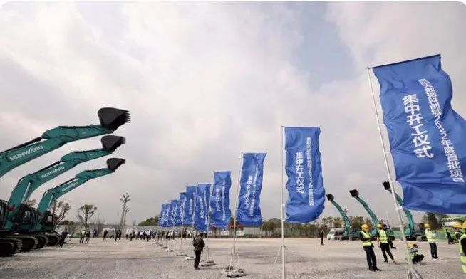 山河智能挖掘機(jī)亮相貴陽大數(shù)據(jù)科創(chuàng)城項(xiàng)目開工儀式