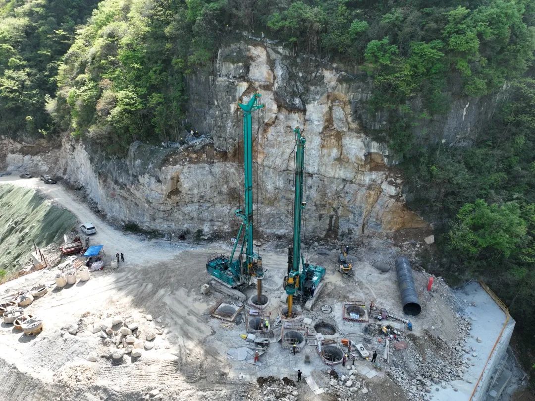 展現(xiàn)施工“奇效”！山河智能旋挖鉆機(jī)強(qiáng)勢(shì)助力爐慈高速公路建設(shè)