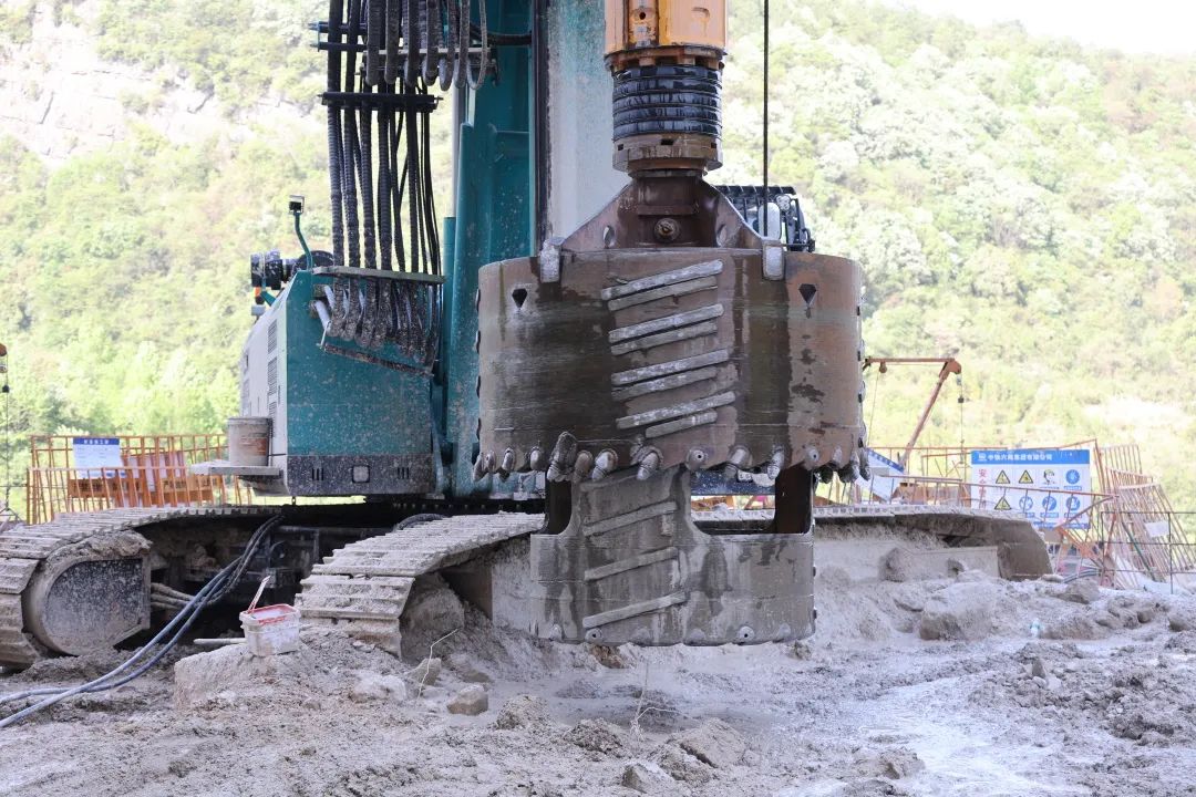 展現(xiàn)施工“奇效”！山河智能旋挖鉆機(jī)強(qiáng)勢(shì)助力爐慈高速公路建設(shè)