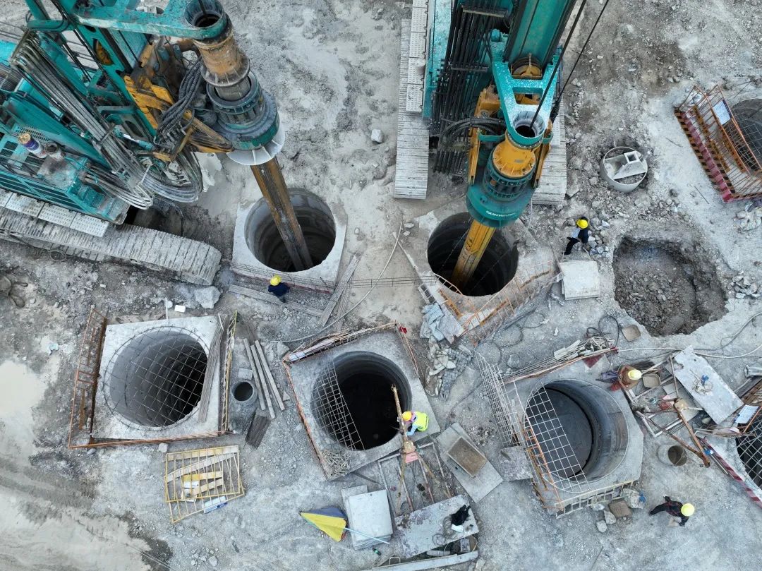 展現(xiàn)施工“奇效”！山河智能旋挖鉆機(jī)強(qiáng)勢(shì)助力爐慈高速公路建設(shè)