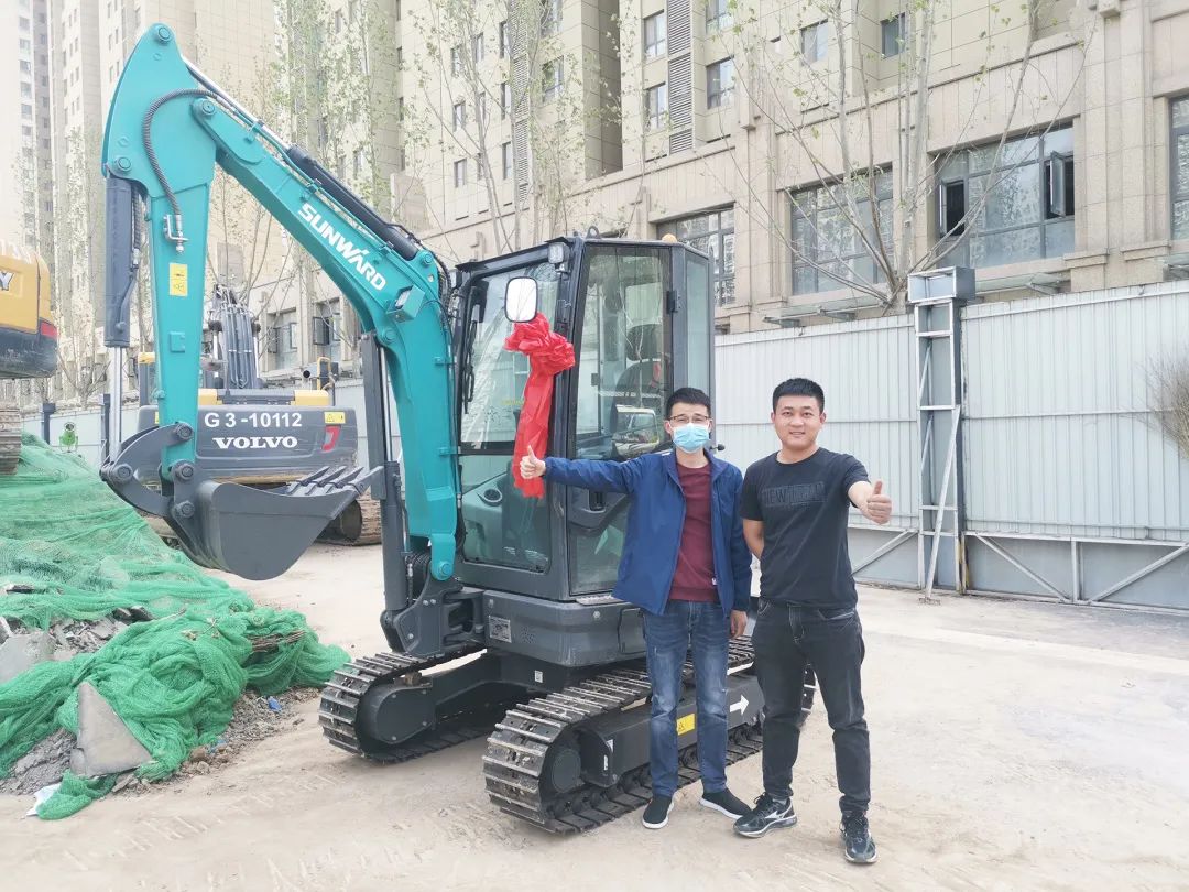 沖、沖、沖！帶您感受山河智能挖掘機(jī)火熱交機(jī)時刻