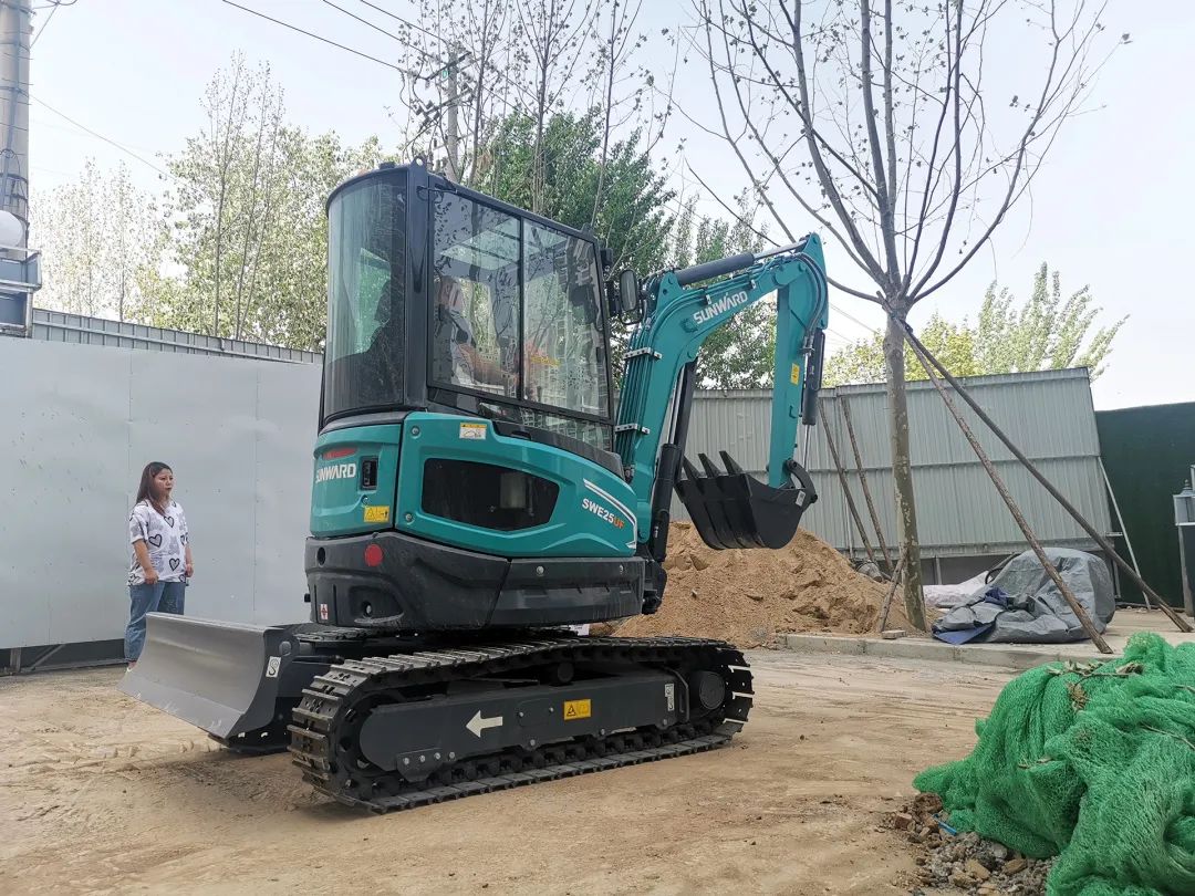 沖、沖、沖！帶您感受山河智能挖掘機(jī)火熱交機(jī)時刻