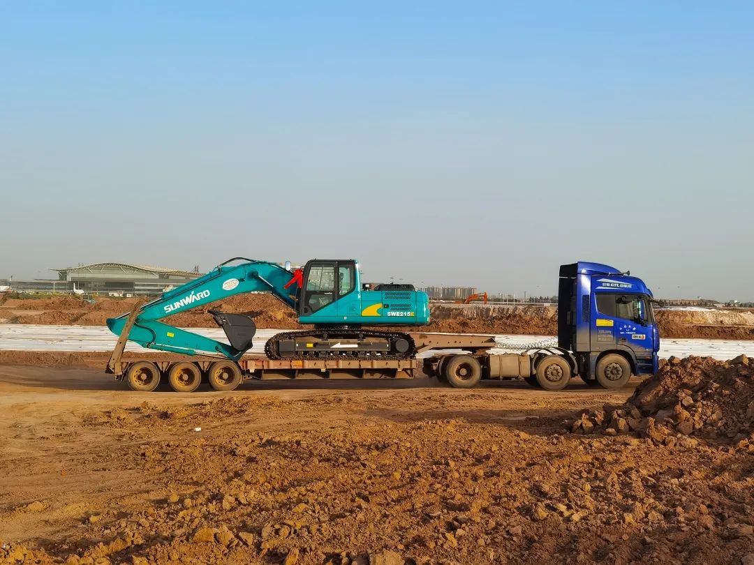 沖、沖、沖！帶您感受山河智能挖掘機(jī)火熱交機(jī)時刻