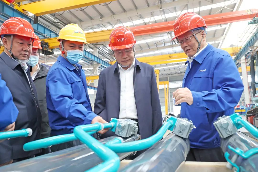 中鐵二十局黨委書記、董事長雷位冰帶隊拜訪山河智能