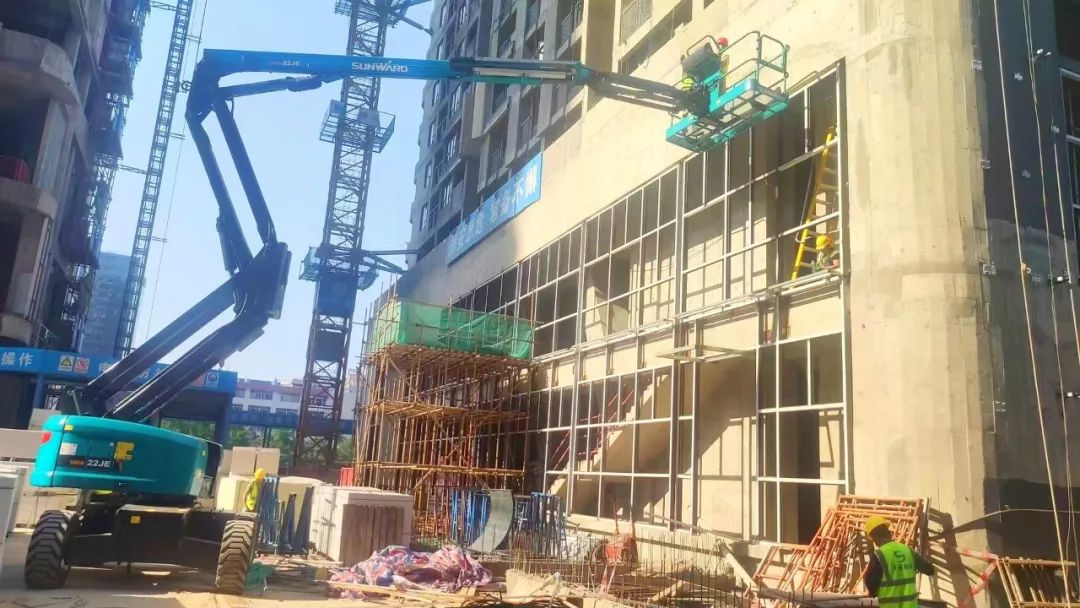 正式“上崗”！山河智能首臺(tái)電動(dòng)曲臂式高空作業(yè)平臺(tái)入駐華南市場