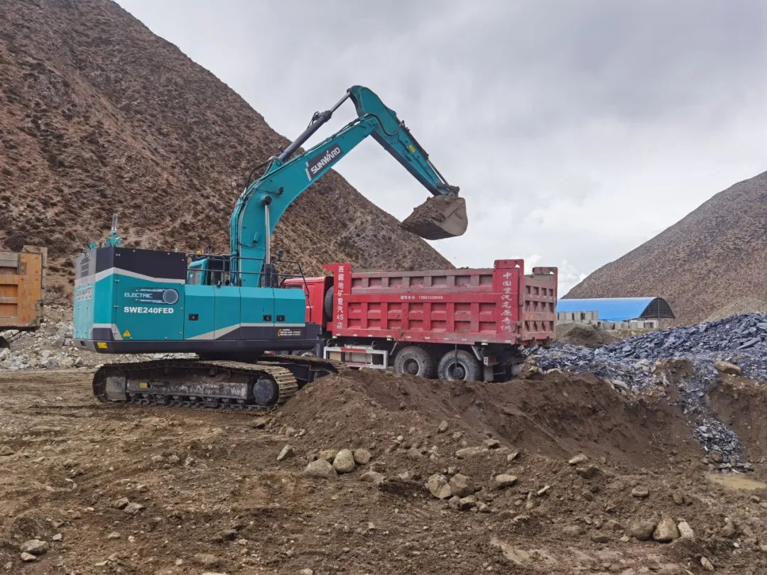 征戰(zhàn)川藏鐵路！山河智能新一代電動挖掘機成功交付