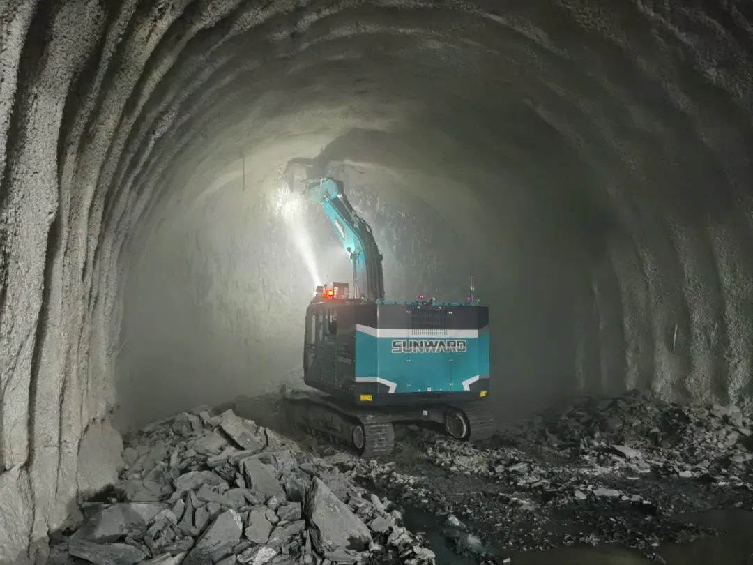 征戰(zhàn)川藏鐵路！山河智能新一代電動挖掘機成功交付