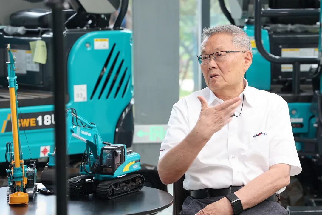 CGTN探廠！專(zhuān)訪山河智能董事長(zhǎng)、首席專(zhuān)家何清華花絮來(lái)了