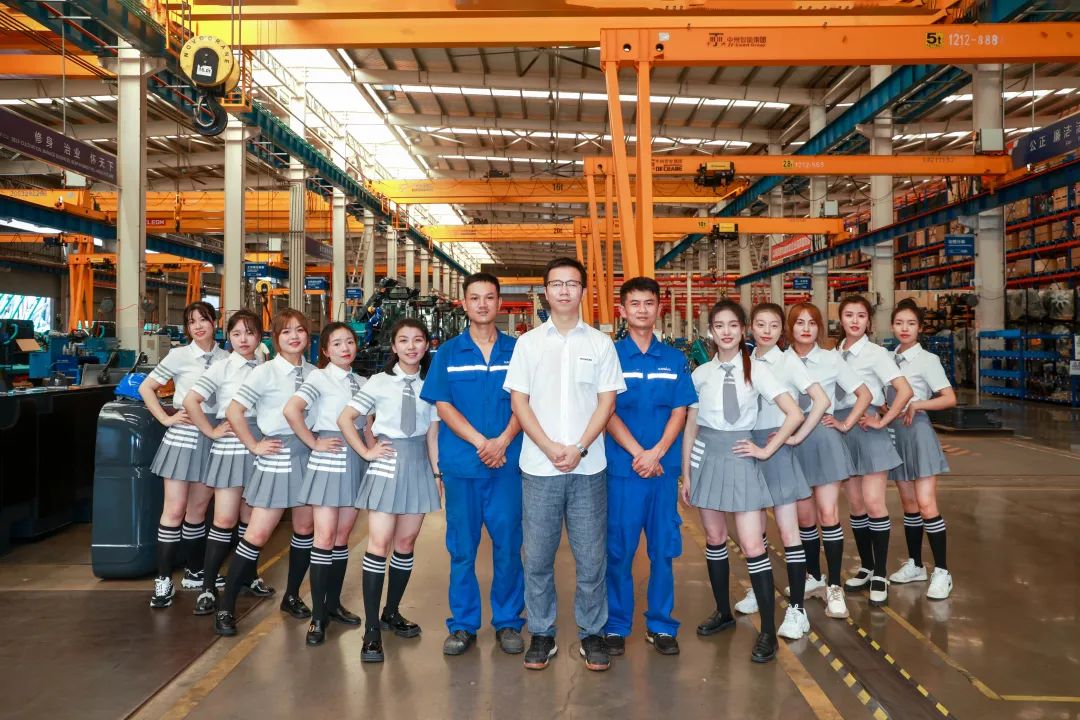 又酷又辣又炫！山河智能第二屆挖機(jī)寶貝來(lái)了