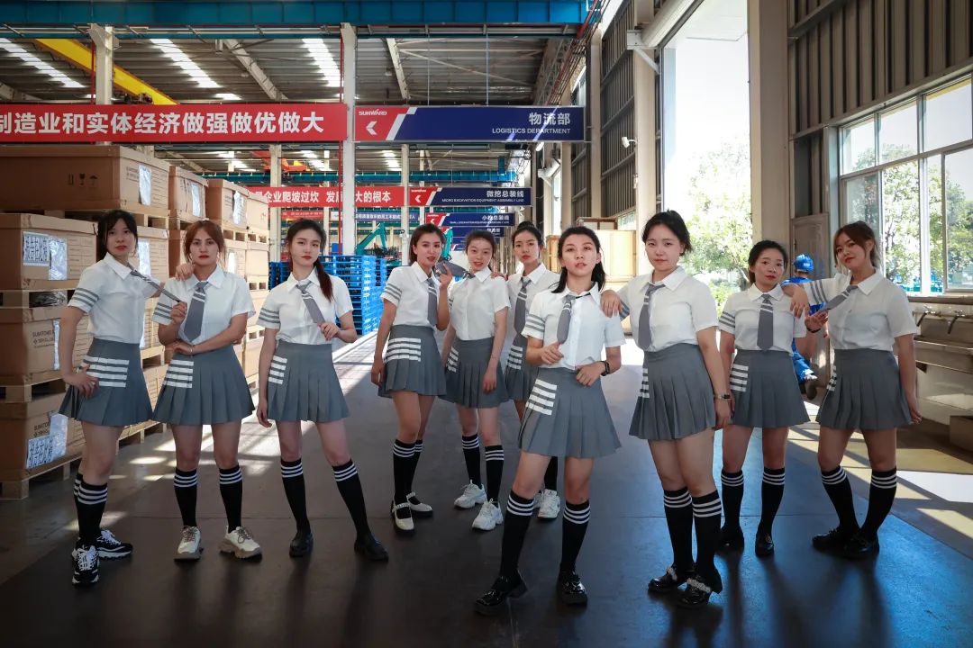 又酷又辣又炫！山河智能第二屆挖機(jī)寶貝來(lái)了