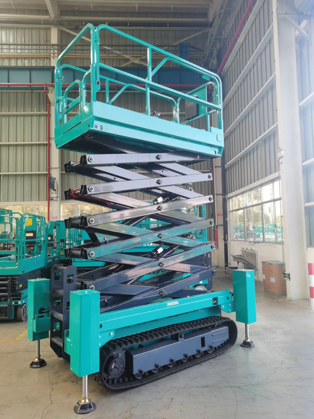 加速電動(dòng)化產(chǎn)品布局，山河智能第一款履帶剪叉式高空作業(yè)平臺(tái)來了！