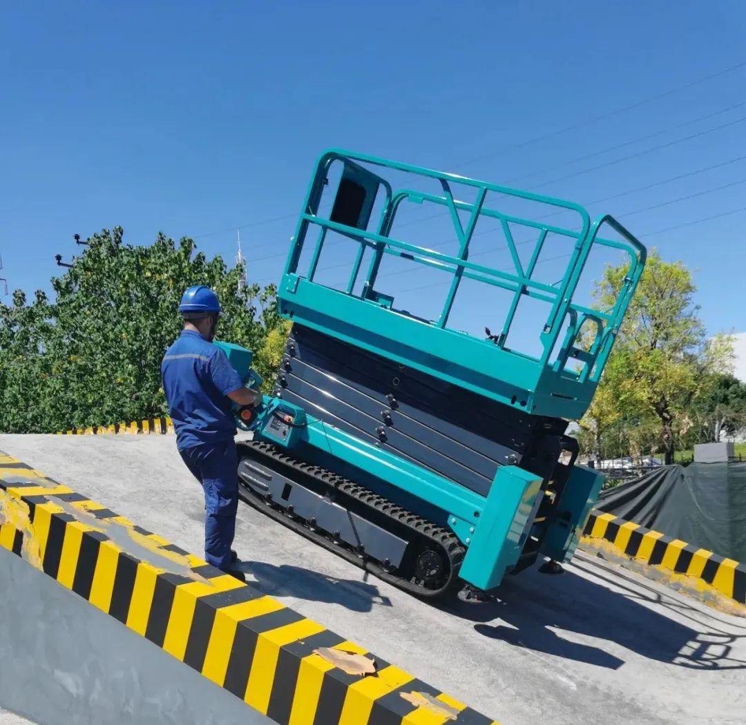 加速電動(dòng)化產(chǎn)品布局，山河智能第一款履帶剪叉式高空作業(yè)平臺(tái)來了！