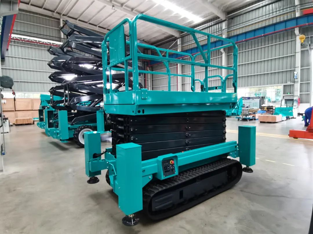 加速電動(dòng)化產(chǎn)品布局，山河智能第一款履帶剪叉式高空作業(yè)平臺(tái)來了！