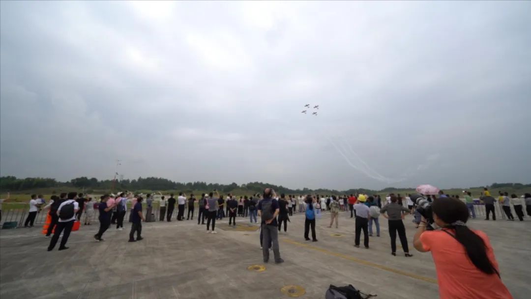 空中開花、大坡度盤旋、俯沖躍升……看山河飛行表演隊炫技2022湖南航展動態(tài)展
