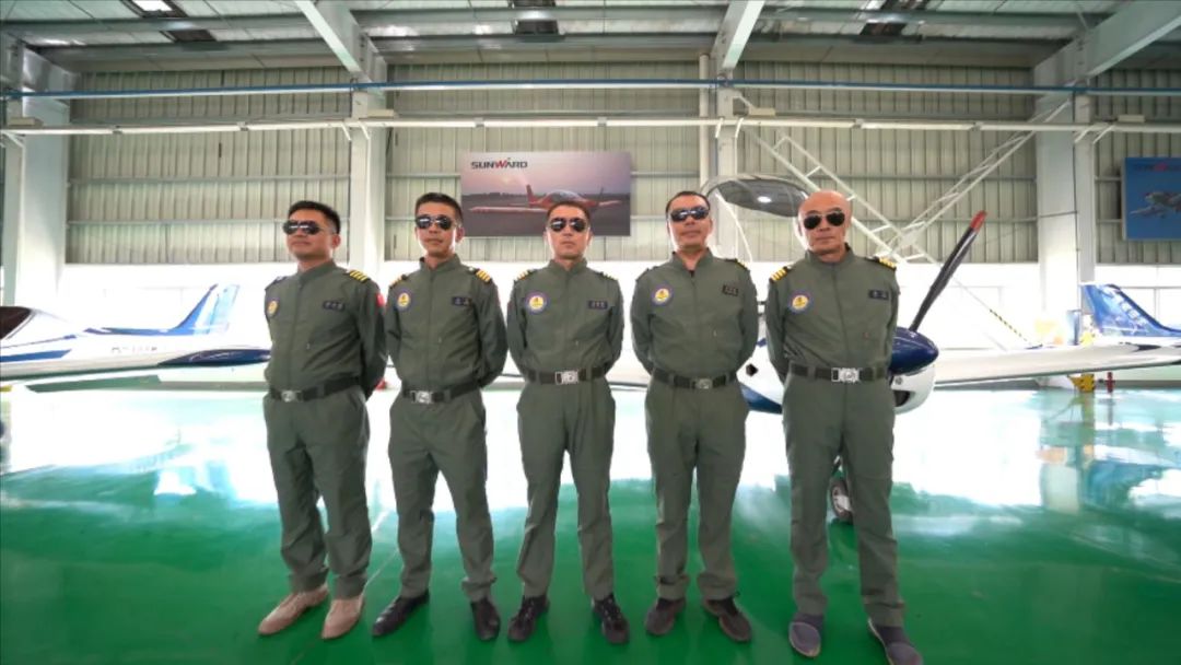 空中開花、大坡度盤旋、俯沖躍升……看山河飛行表演隊炫技2022湖南航展動態(tài)展