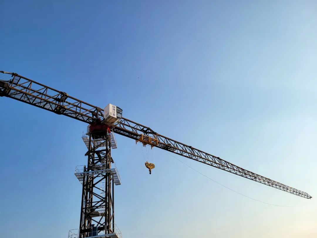 獨立高度達82米，山河江麓推出超大型平頭塔機