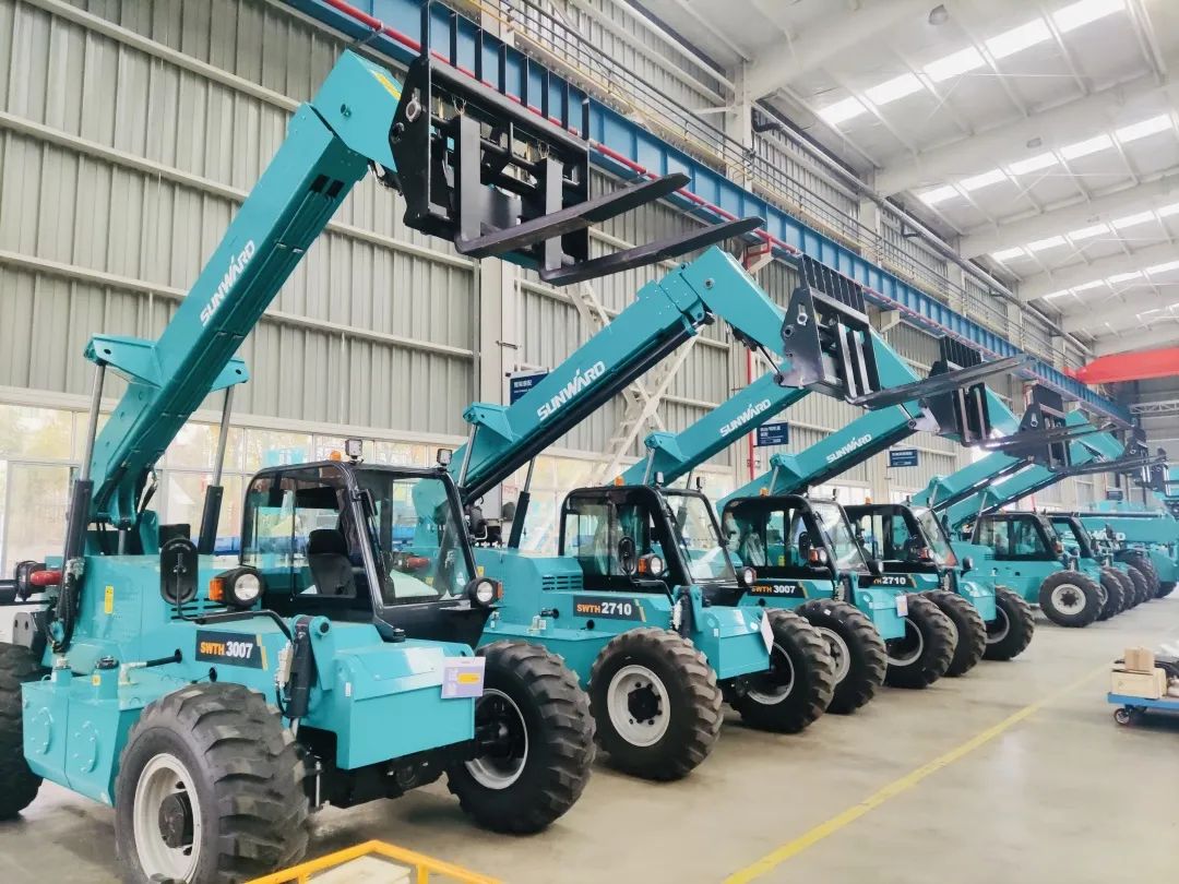 “兔飛猛進(jìn)”添新品！山河智能兩款伸縮臂叉裝車同時下線