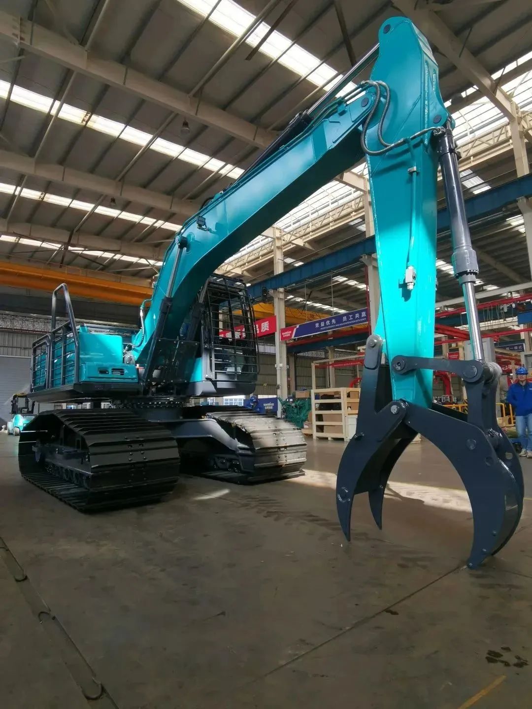 翻山越嶺，稱(chēng)霸“武林”！山河智能首款中型林業(yè)挖掘機(jī)成功下線