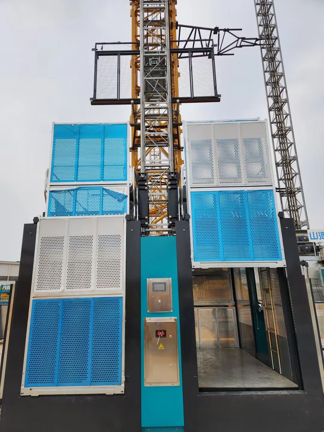 科技顯能、再添新品！山河江麓智能施工升降機(jī)成功下線