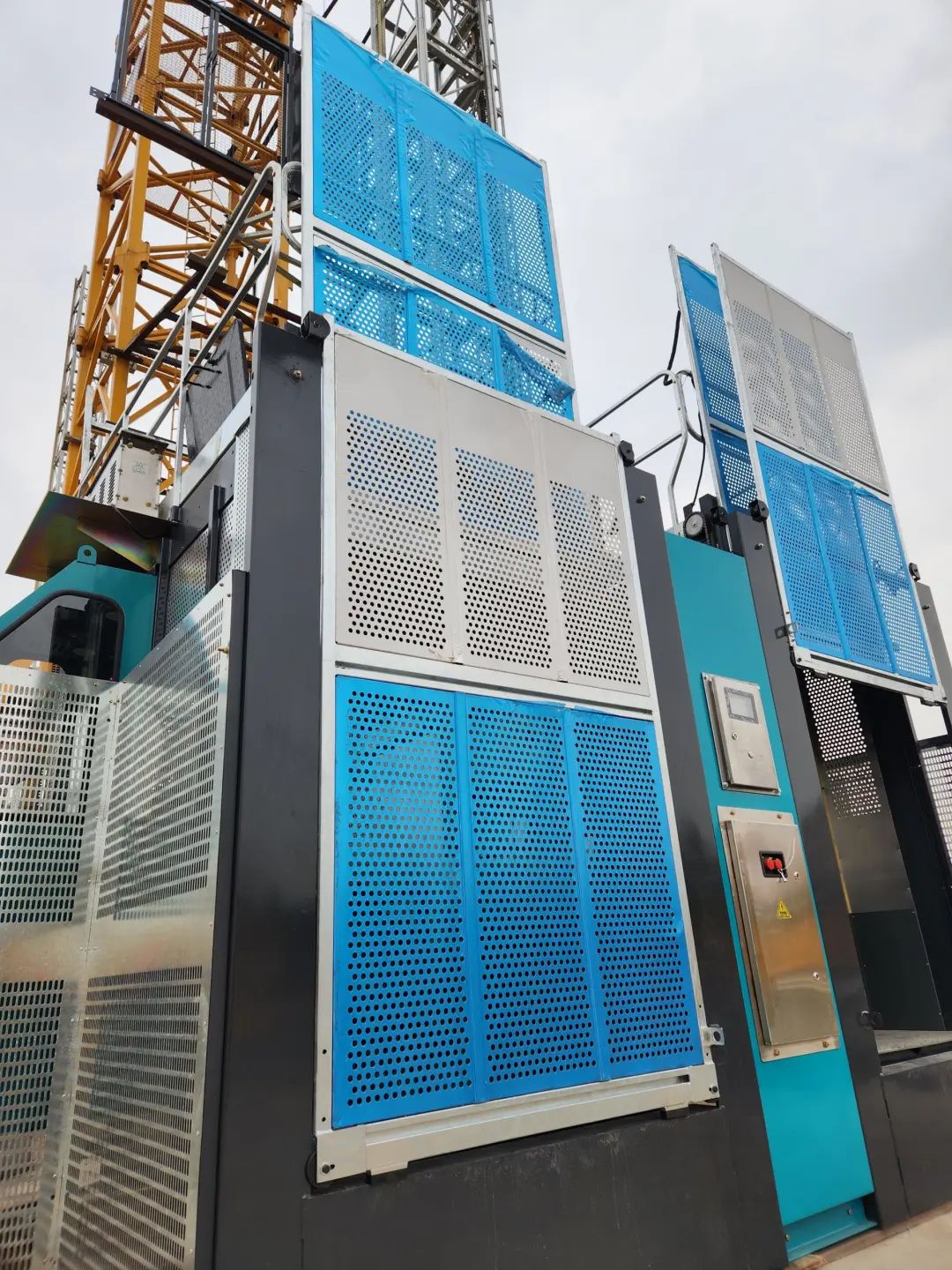 科技顯能、再添新品！山河江麓智能施工升降機(jī)成功下線