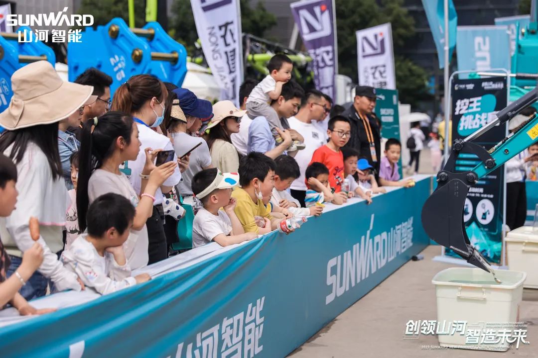 精品出擊、互動(dòng)不斷！山河智能F系列挖掘機(jī)閃耀長沙展