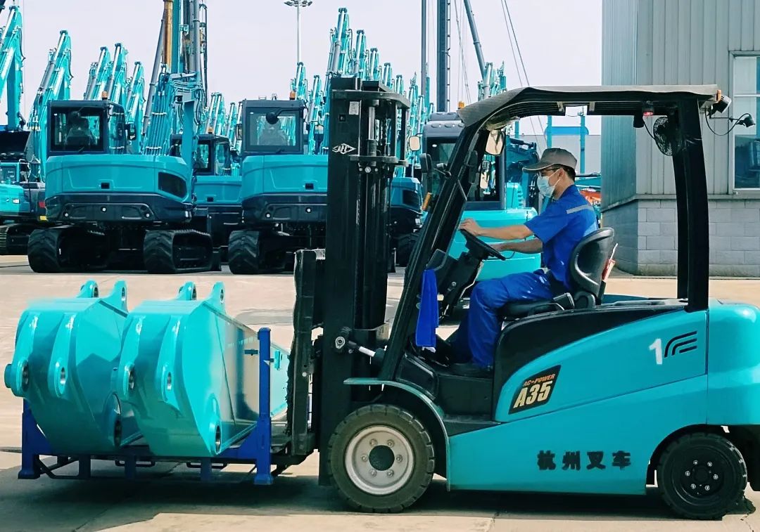 勞動光榮，創(chuàng)造偉大！記錄那些平凡且偉大的勞動瞬間