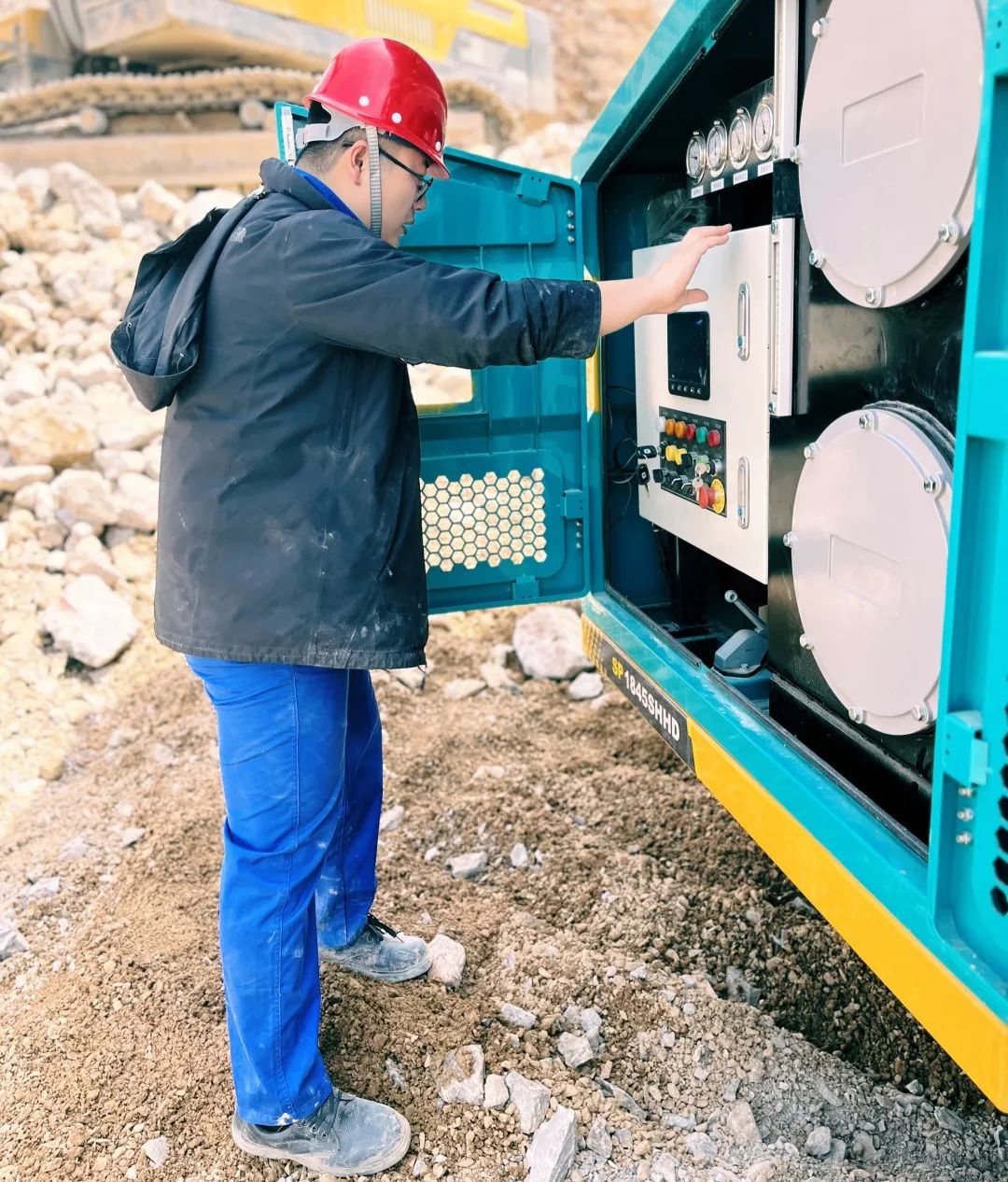 勞動光榮，創(chuàng)造偉大！記錄那些平凡且偉大的勞動瞬間