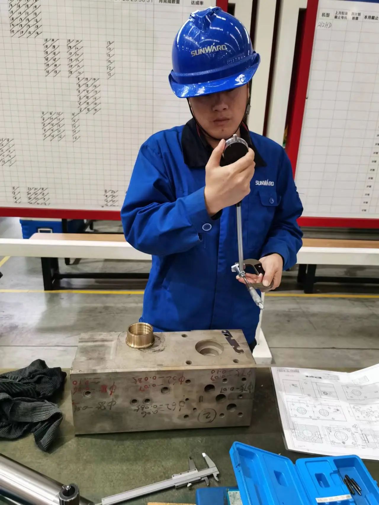 看山河工匠們?nèi)绾斡靡浑p巧手“拿捏”工作、創(chuàng)造“奇跡”