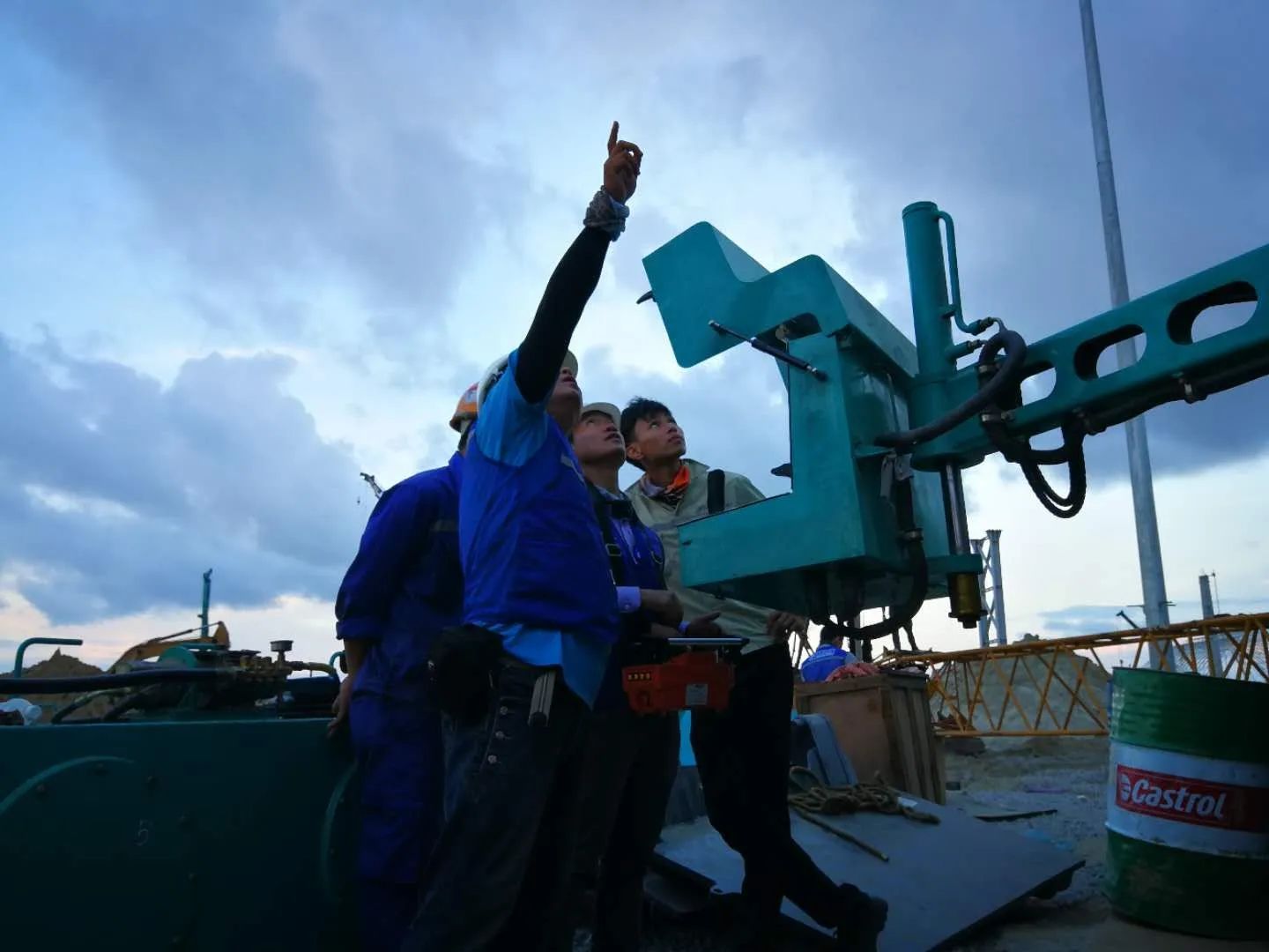 看山河工匠們?nèi)绾斡靡浑p巧手“拿捏”工作、創(chuàng)造“奇跡”