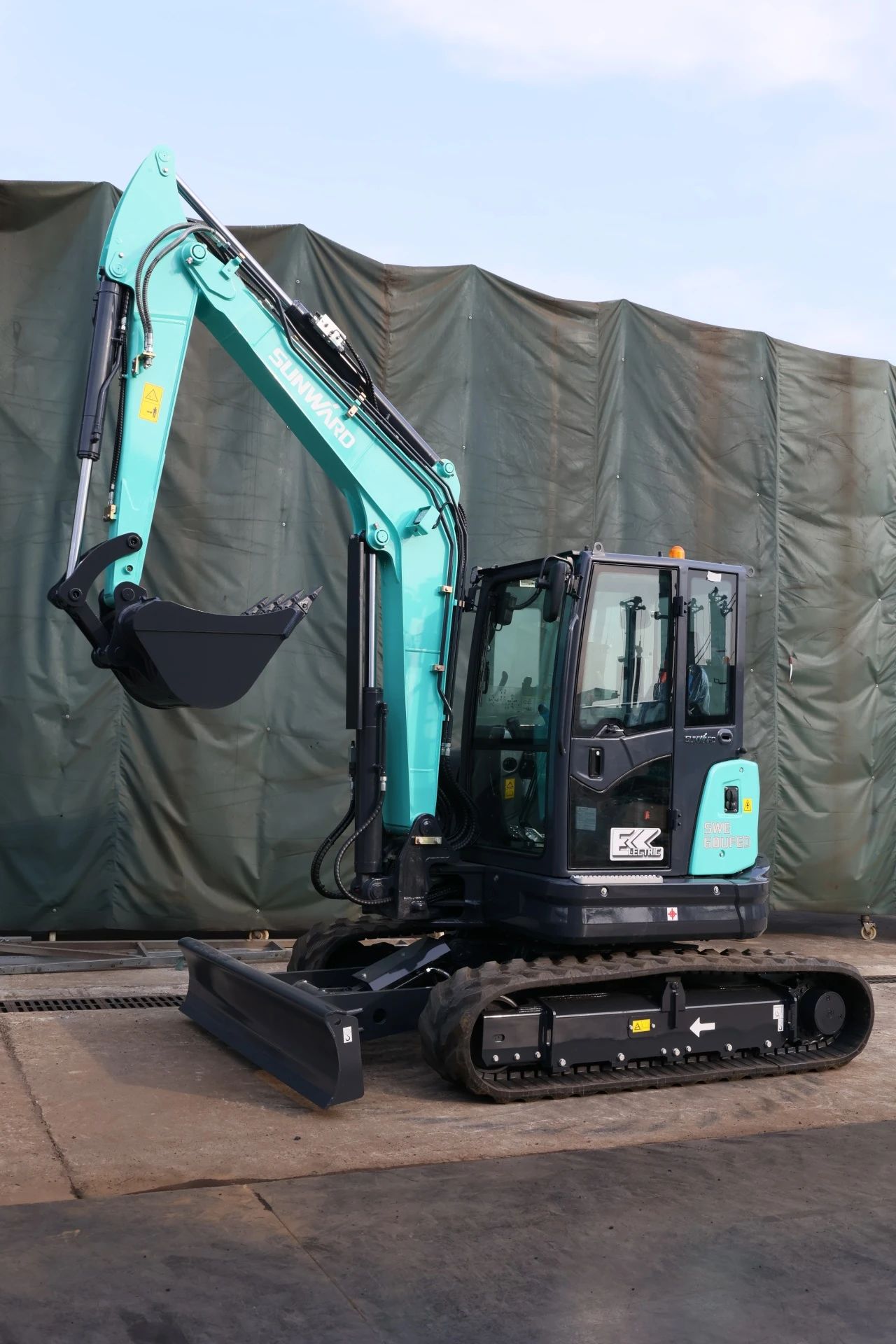 綠色上新！山河智能SWE60UFED純電動無尾挖掘機成功下線