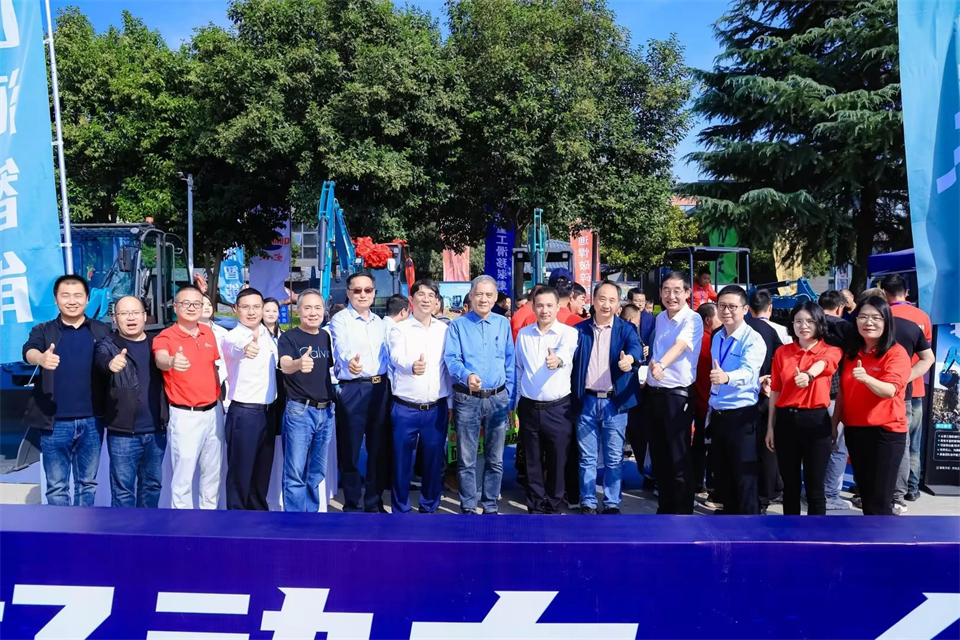 展現(xiàn)“掘”對(duì)實(shí)力！山河智能亮相2024微挖大會(huì)暨小型設(shè)備大會(huì)