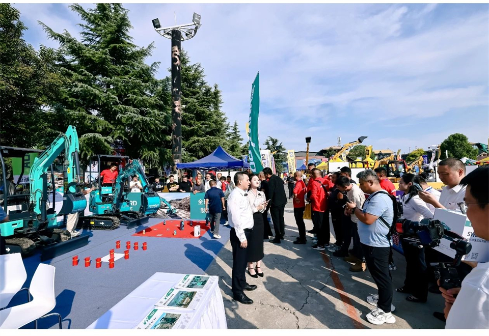 展現(xiàn)“掘”對(duì)實(shí)力！山河智能亮相2024微挖大會(huì)暨小型設(shè)備大會(huì)